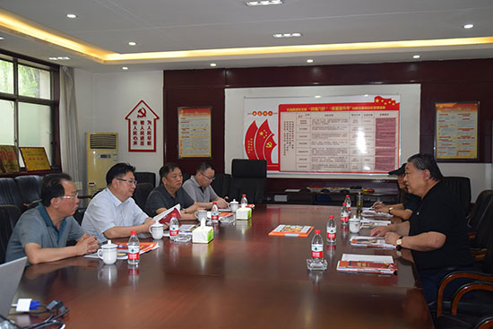 臨汾市市場(chǎng)監(jiān)督管理局局長(zhǎng)、非公企業(yè)黨委書(shū)記張東紅<br>在科海集團(tuán)調(diào)研非公黨建工作